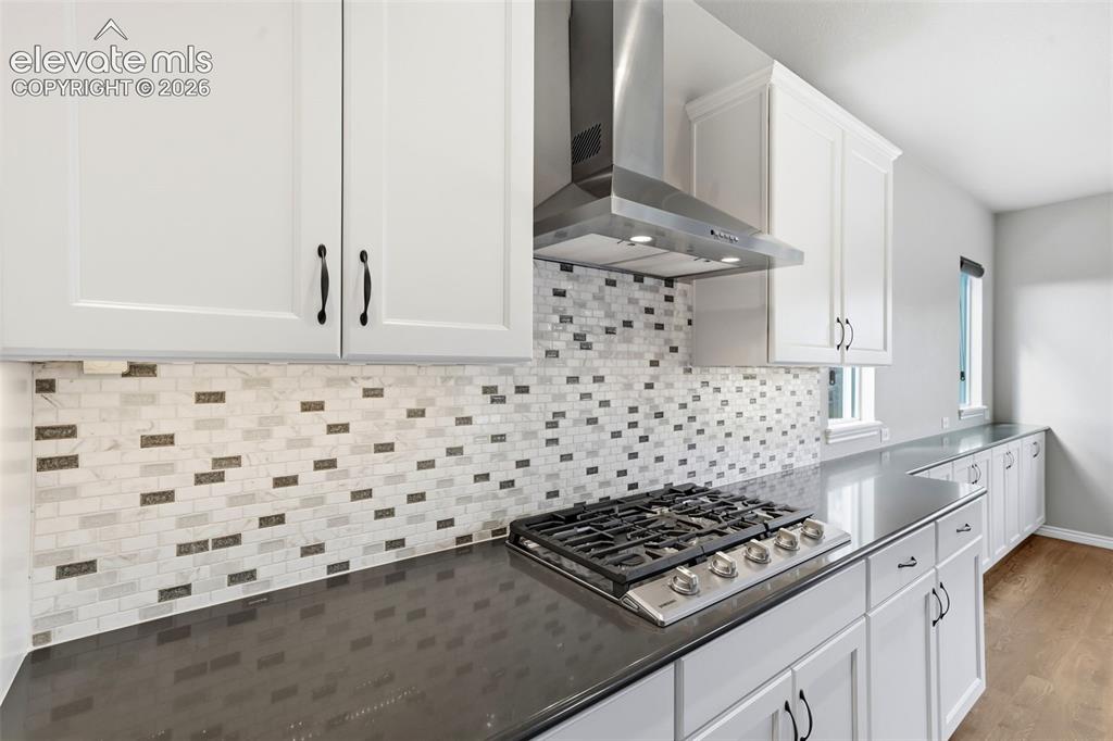 Image 21 of 48: Kitchen