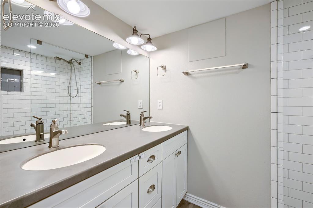 Image 26 of 31: Bathroom