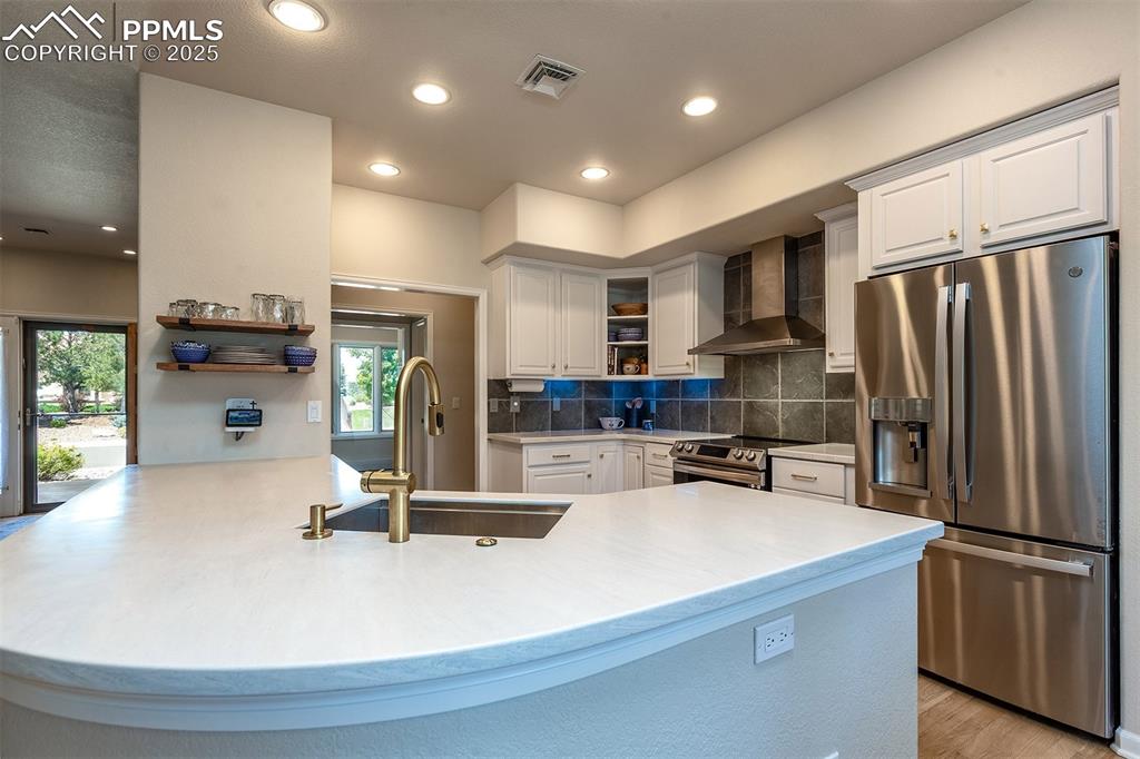 Image 11 of 50: Kitchen