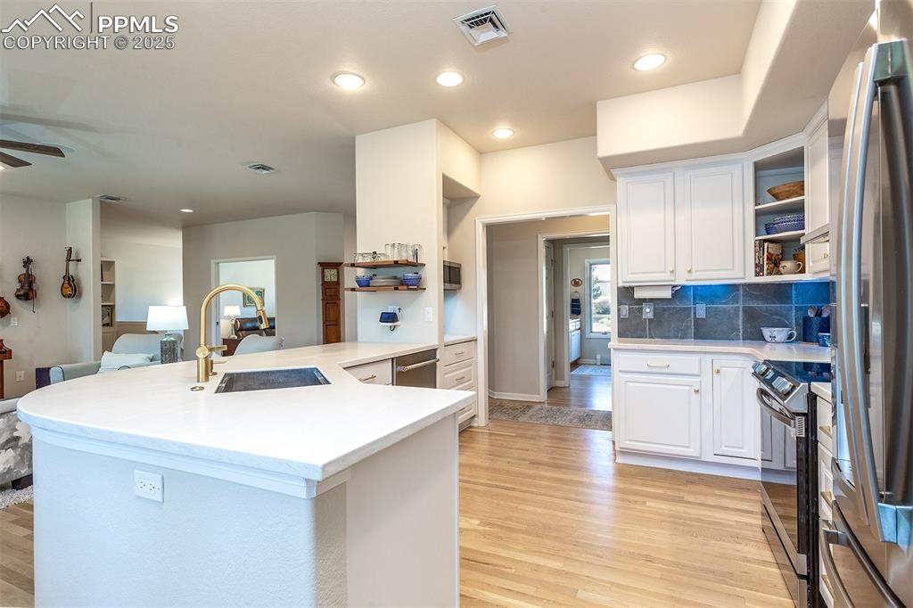 Image 12 of 50: Kitchen