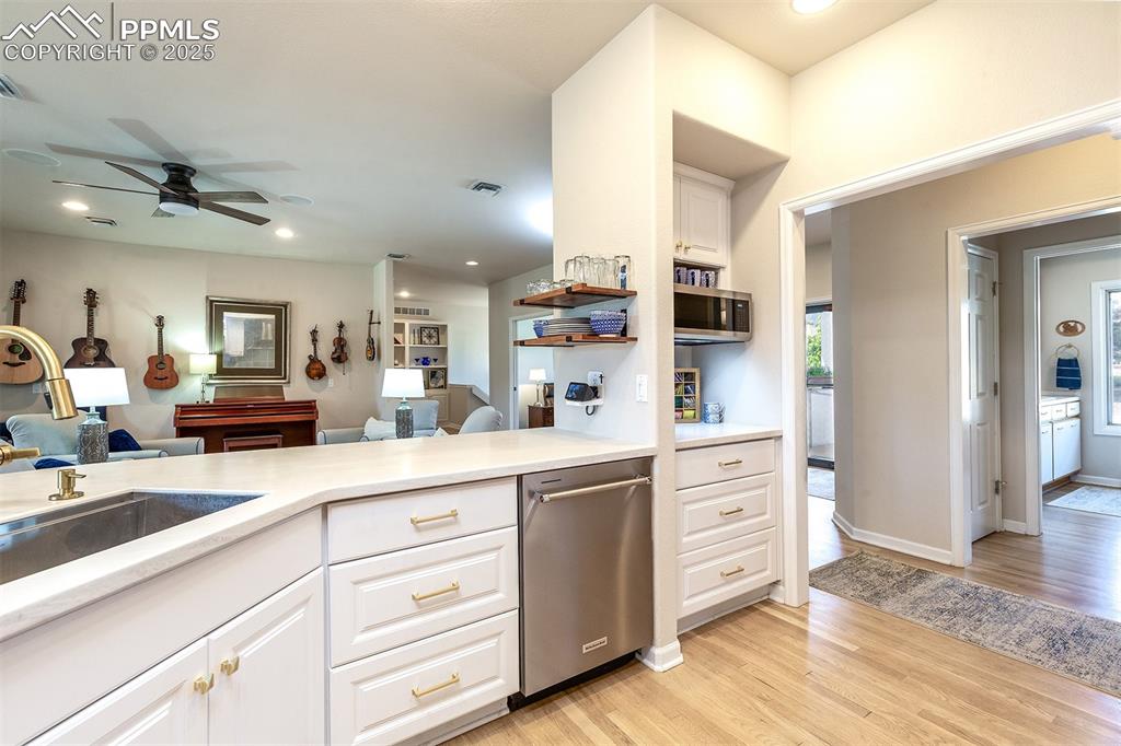 Image 13 of 50: Kitchen