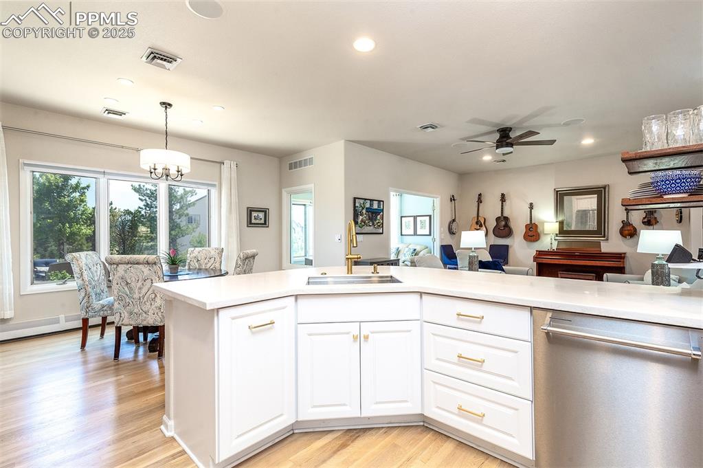 Image 14 of 50: Kitchen