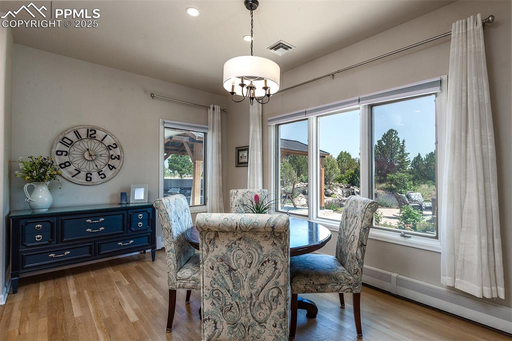 Image 15 of 50: Dining Area