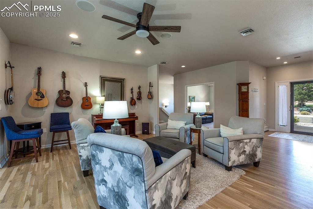 Image 8 of 50: Living Room