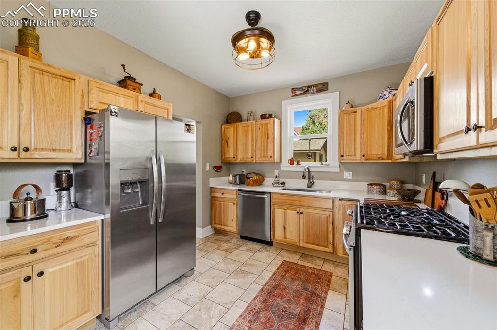 Image 13 of 49: Kitchen