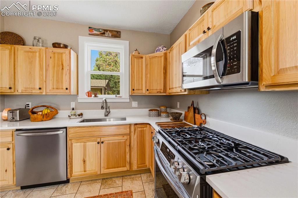 Image 14 of 49: Kitchen