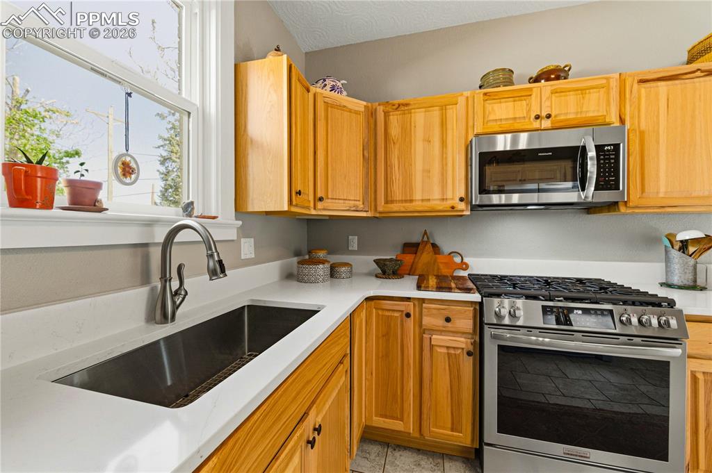 Image 15 of 49: Kitchen