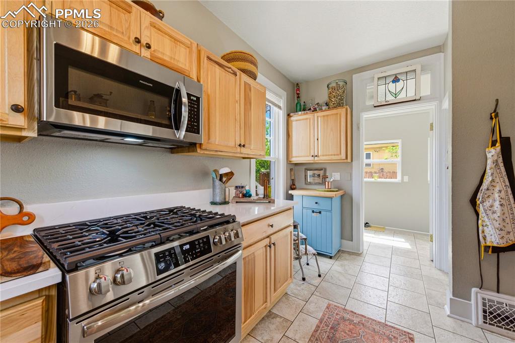 Image 16 of 49: Kitchen