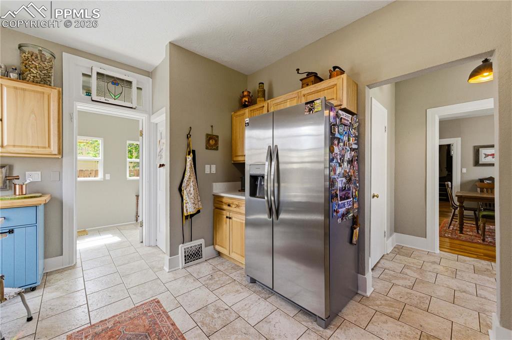 Image 17 of 49: Kitchen