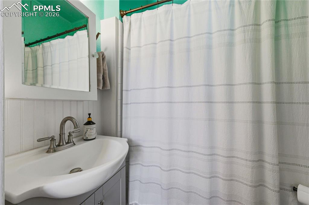 Image 19 of 49: Bathroom