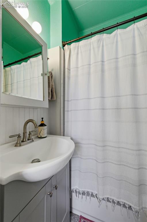 Image 20 of 49: Bathroom