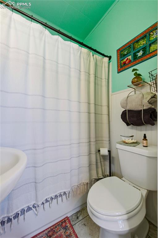 Image 21 of 49: Bathroom