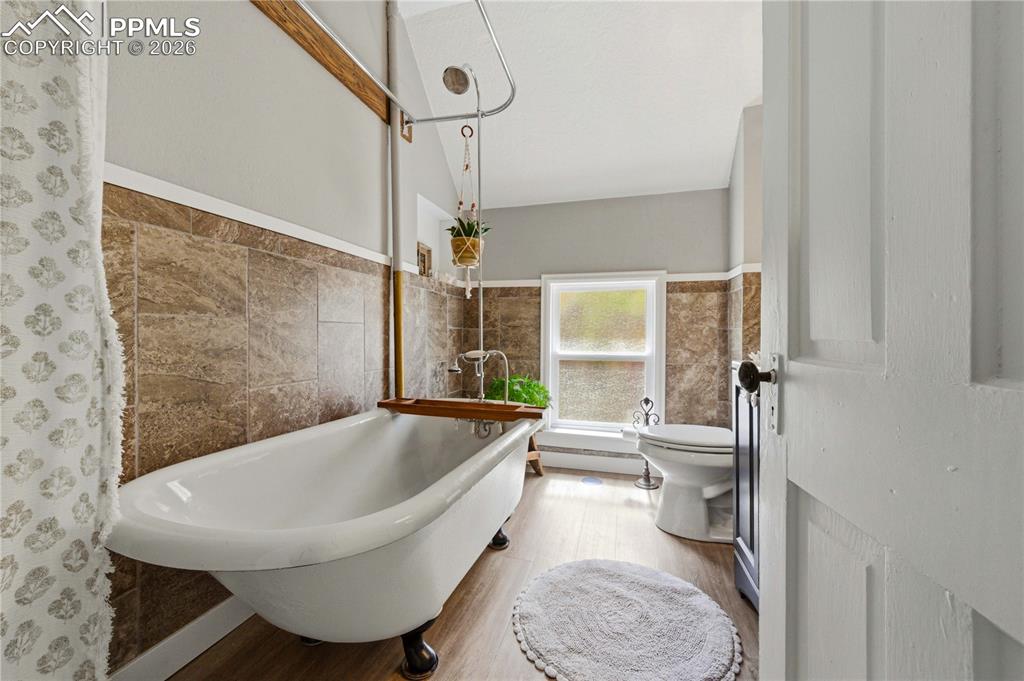 Image 25 of 49: Bathroom