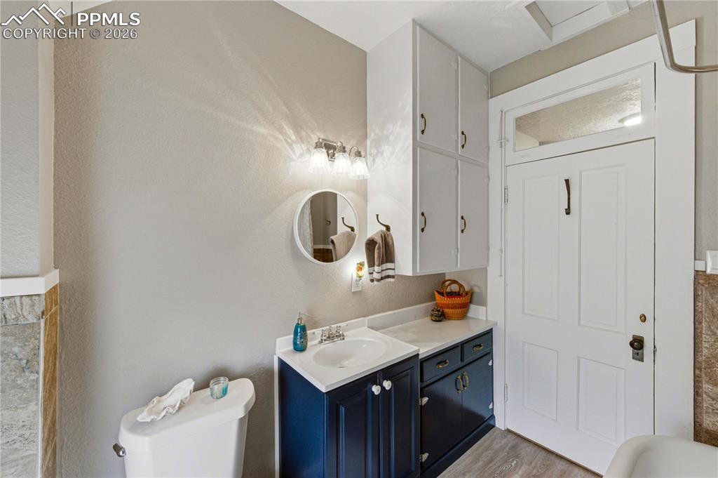 Image 26 of 49: Bathroom