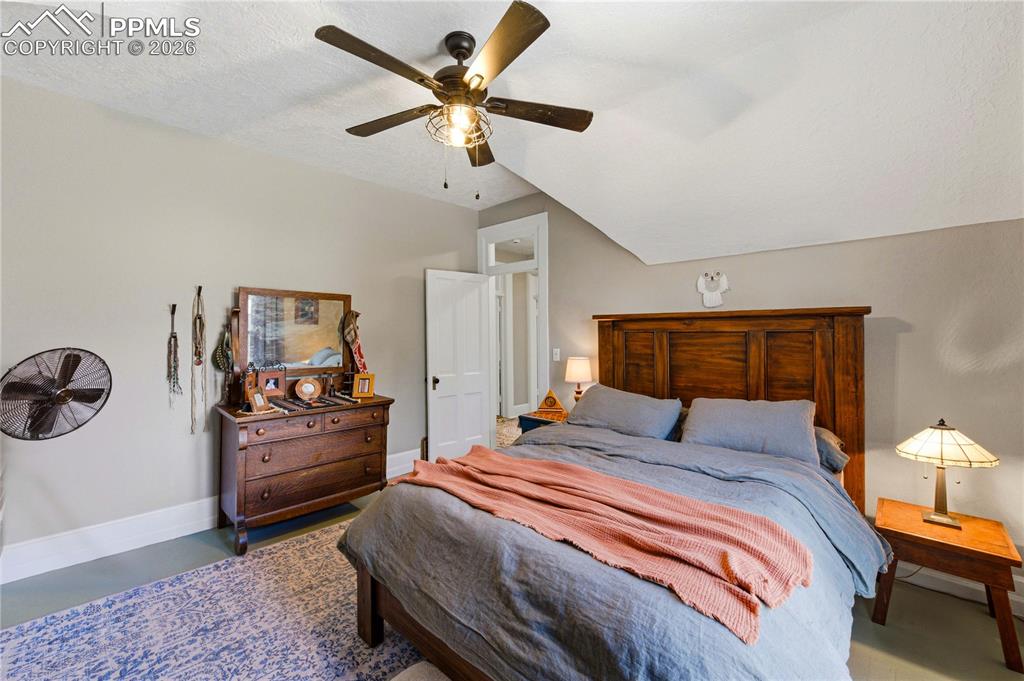 Image 31 of 49: Bedroom