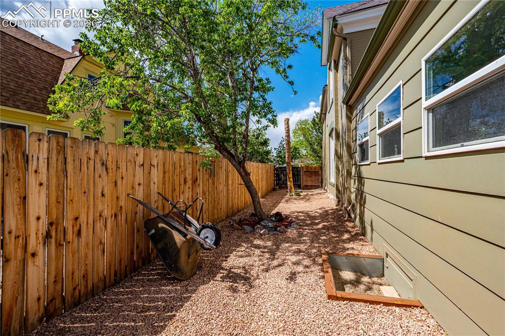 Image 42 of 49: Yard