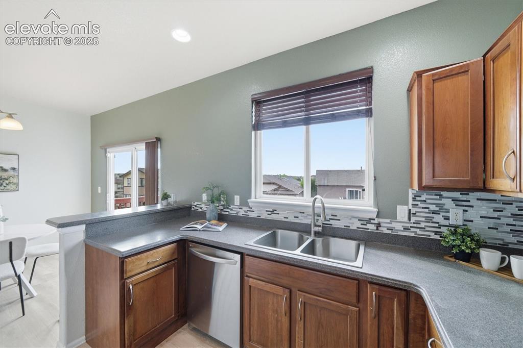 Image 16 of 47: Kitchen