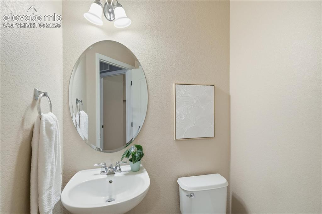 Image 17 of 47: Bathroom