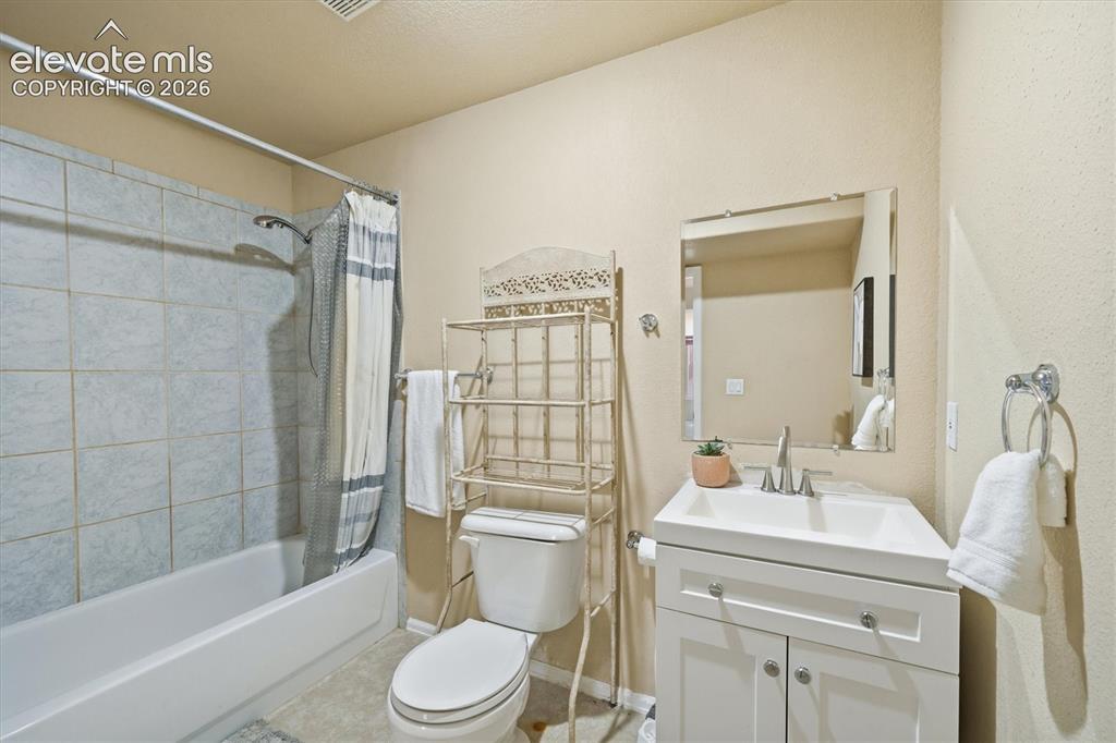 Image 42 of 47: Bathroom