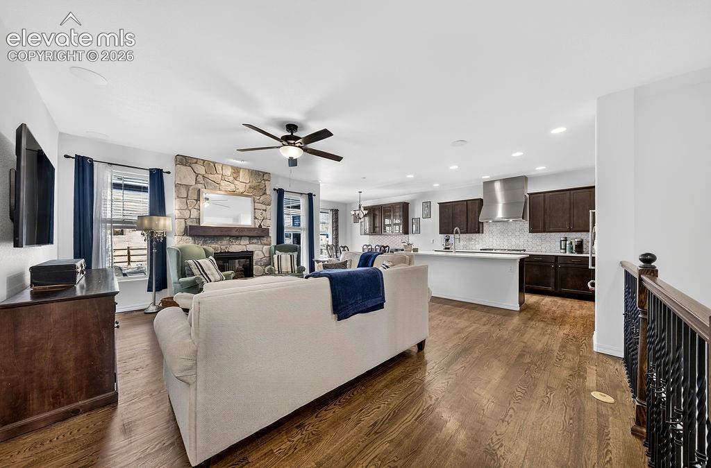 Image 17 of 42: Living Room