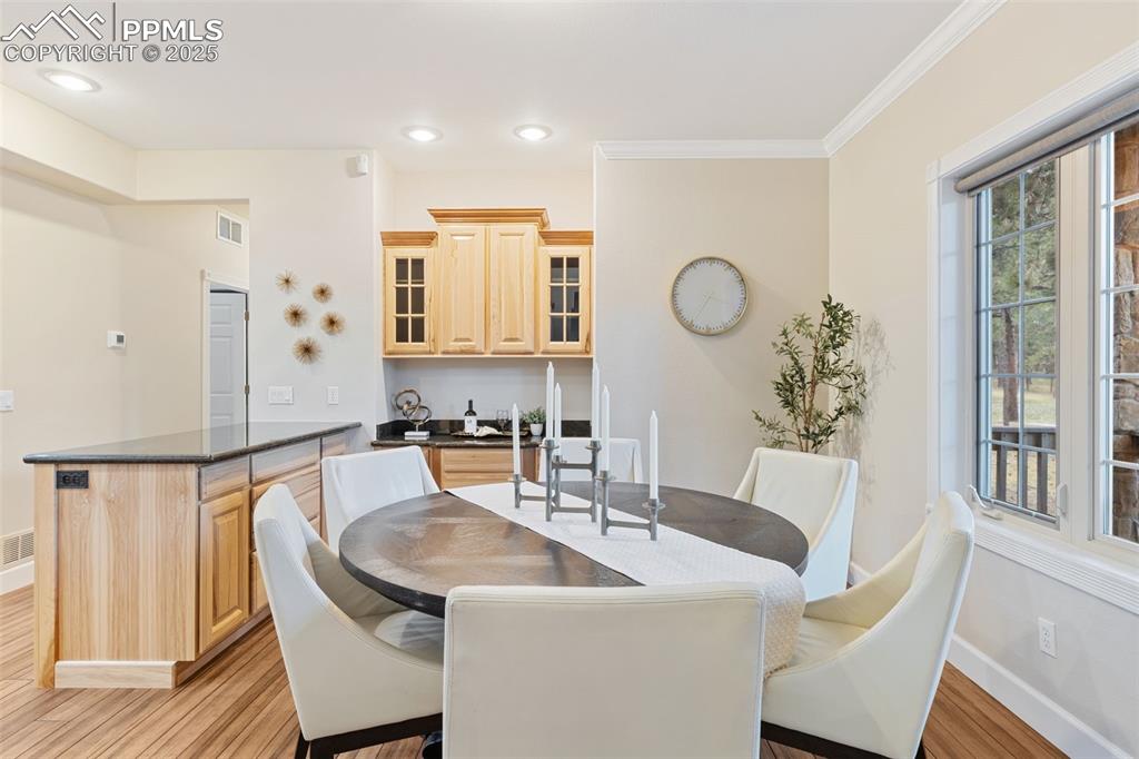 Image 13 of 48: Dining Area