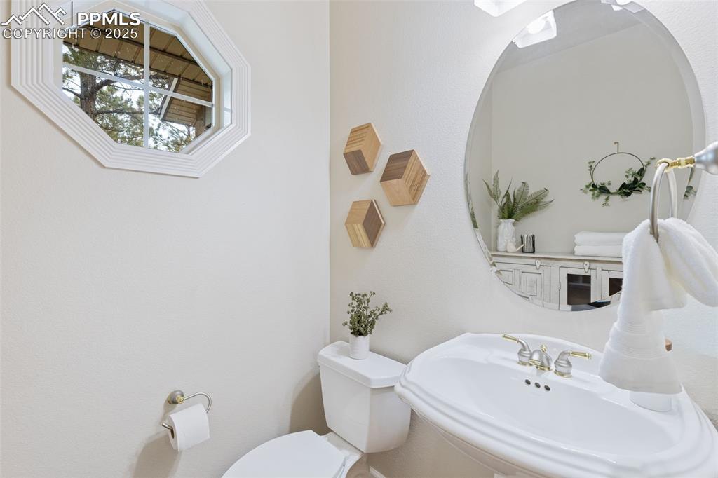 Image 21 of 48: Main level powder bath