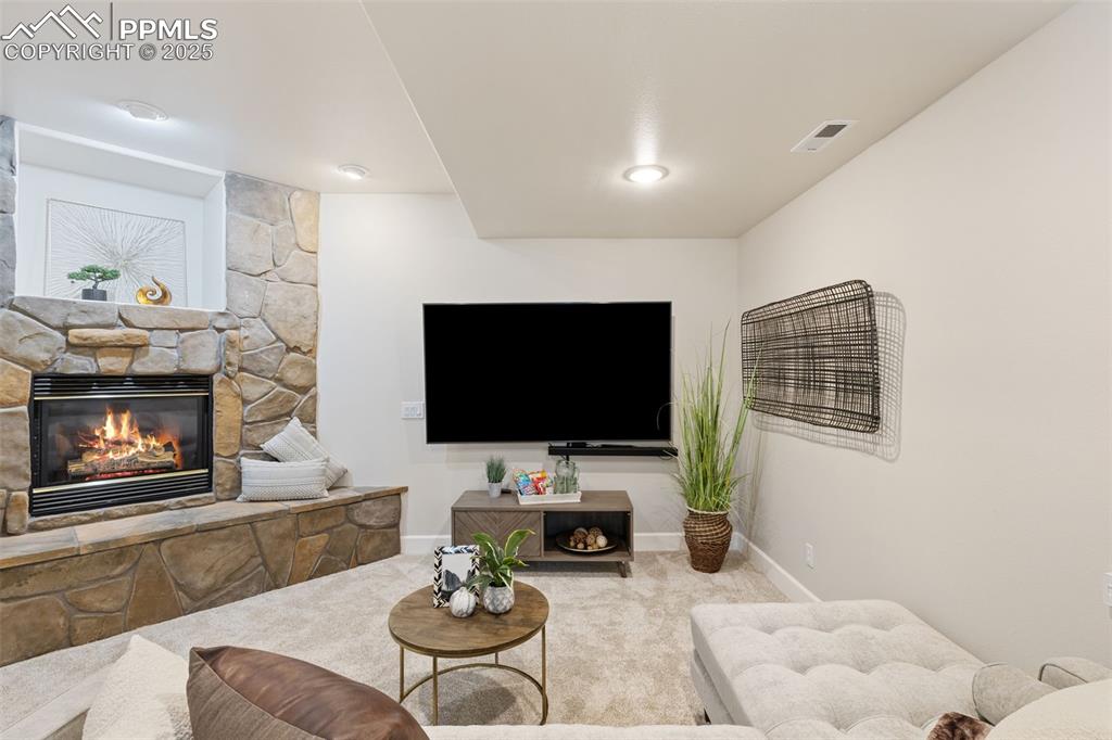 Image 31 of 48: Family Room
