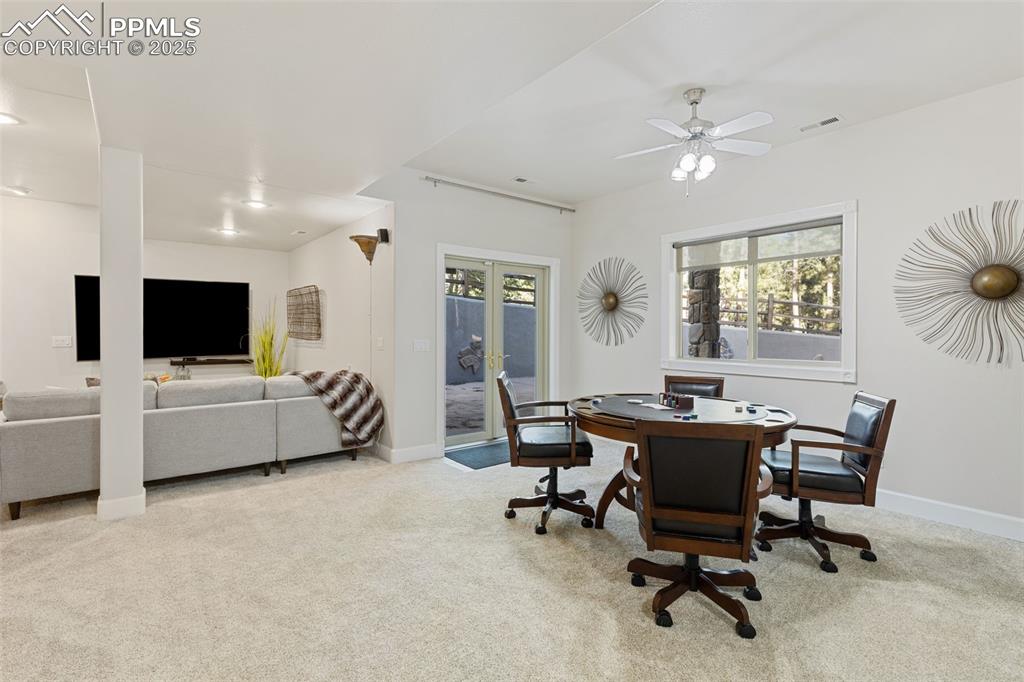 Image 33 of 48: Family Room
