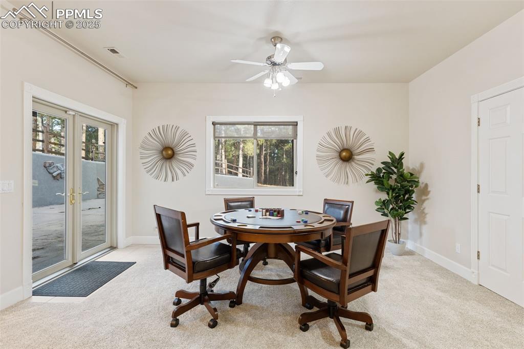 Image 34 of 48: Family Room
