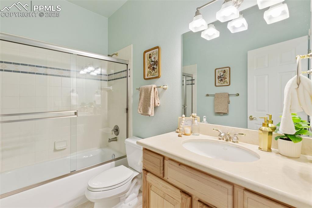 Image 36 of 48: Bathroom