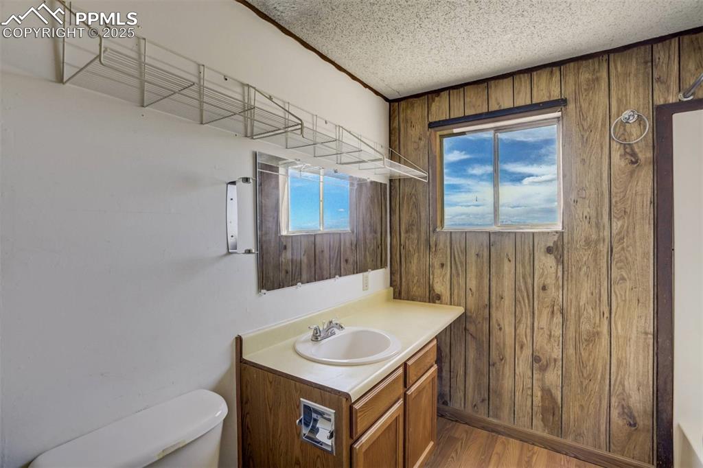 Image 24 of 34: Bathroom