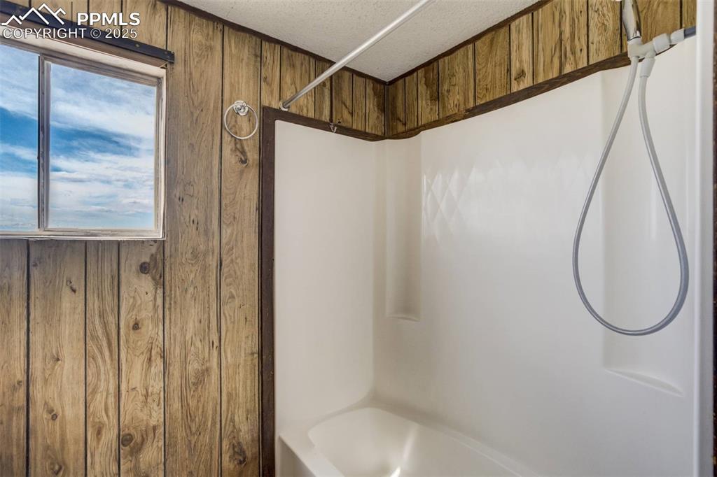 Image 25 of 34: Bathroom