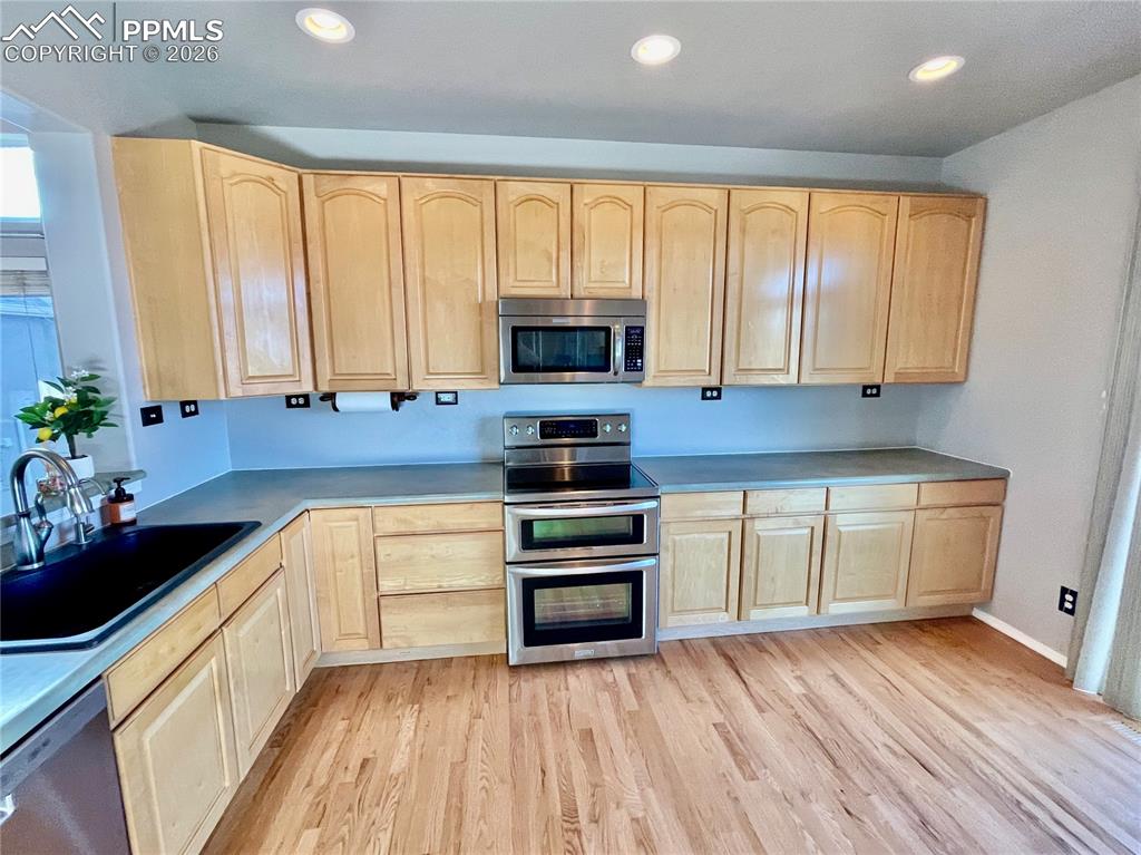 Image 16 of 47: Dining Area