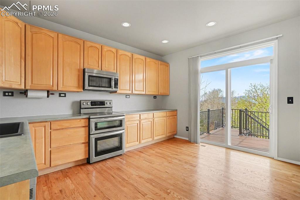 Image 18 of 47: Kitchen