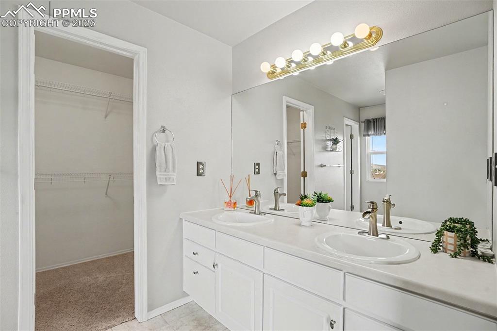 Image 23 of 47: Bedroom