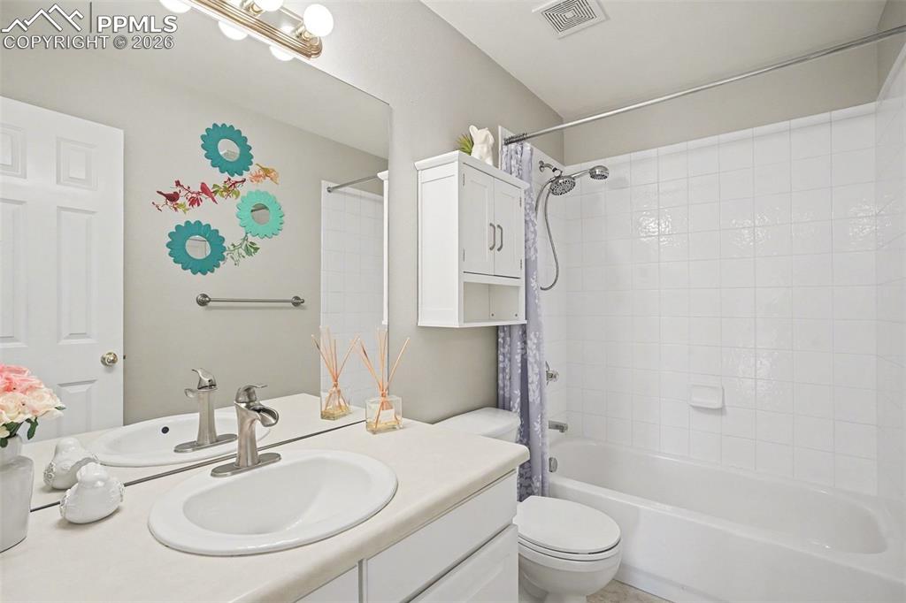 Image 24 of 47: Bedroom