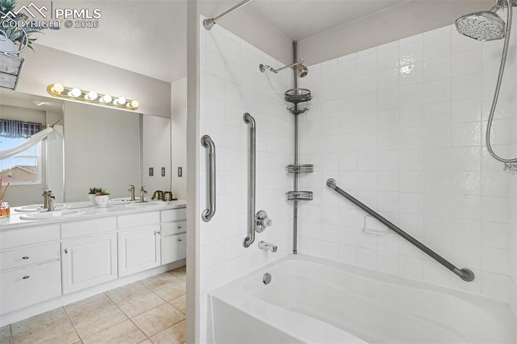 Image 25 of 47: Bathroom