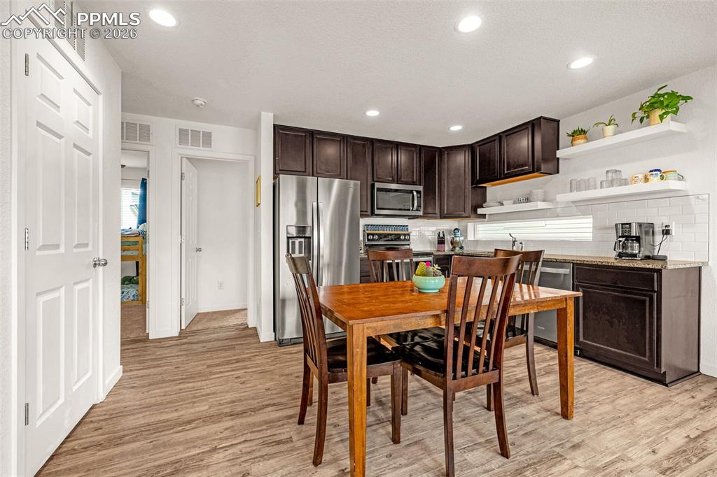 Image 10 of 24: Dining Area