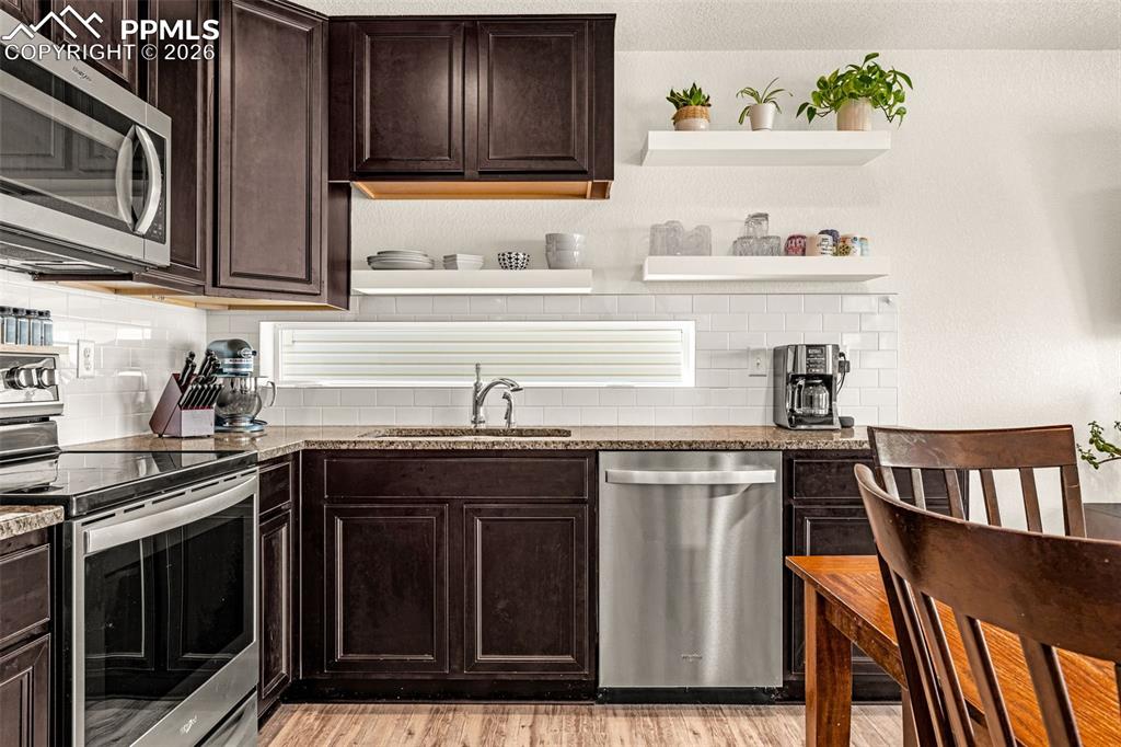 Image 11 of 24: Kitchen