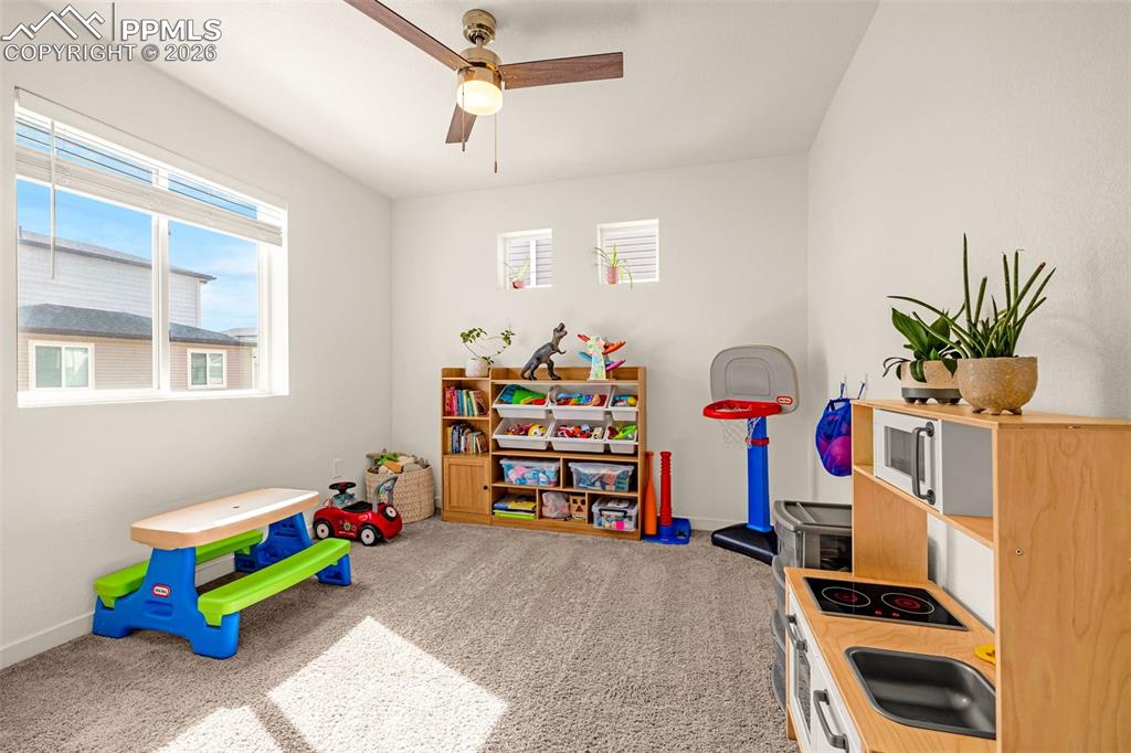 Image 14 of 24: Bedroom