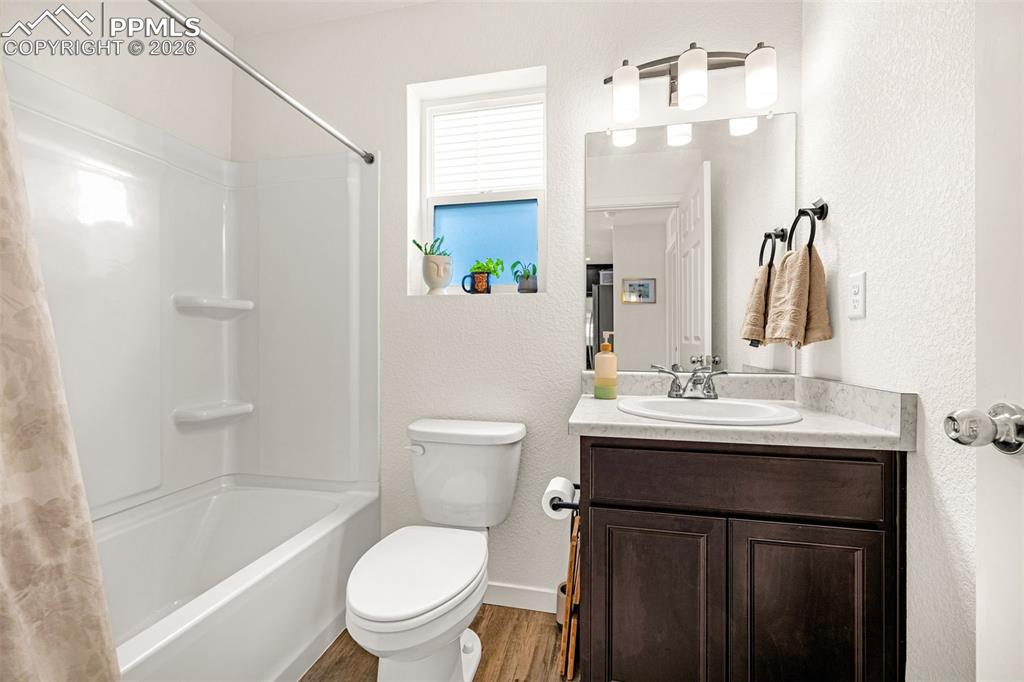 Image 16 of 24: Bathroom