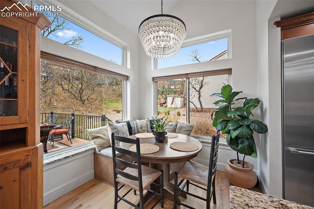 Image 16 of 50: Breakfast Area