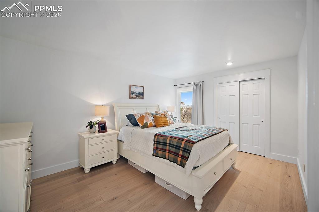 Image 26 of 50: Bedroom