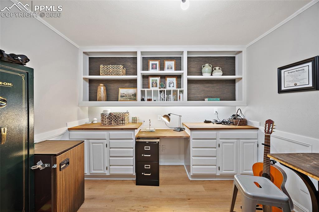 Image 34 of 50: Hobby Room