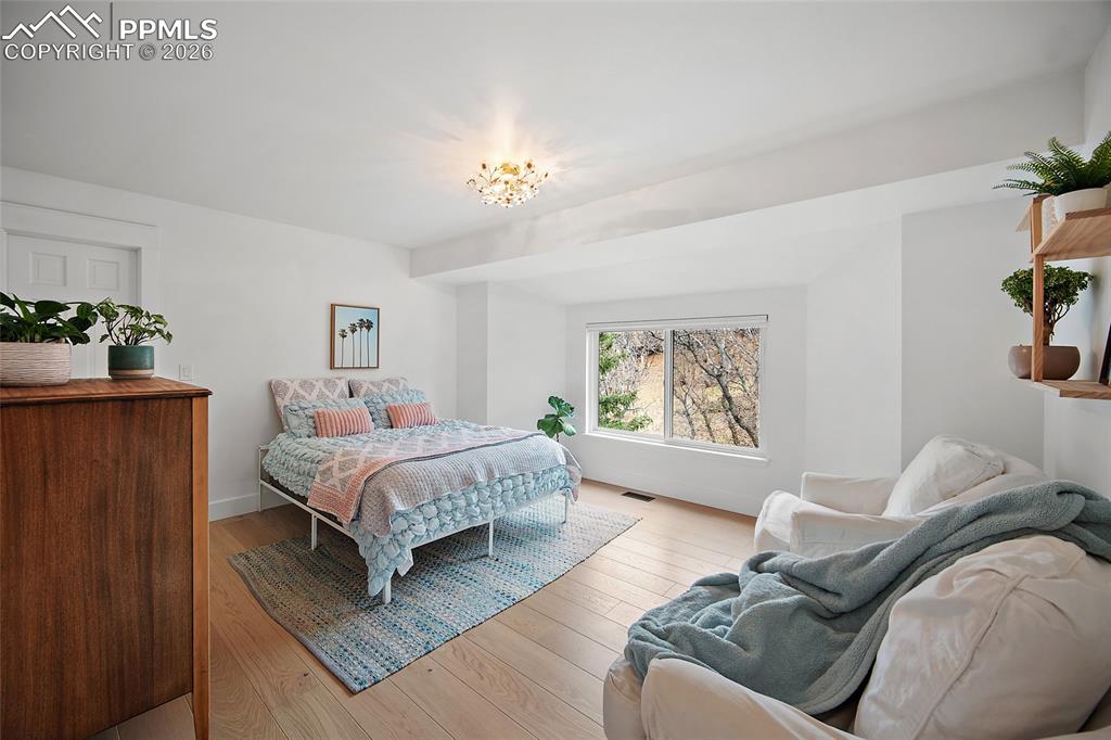 Image 36 of 50: Bedroom