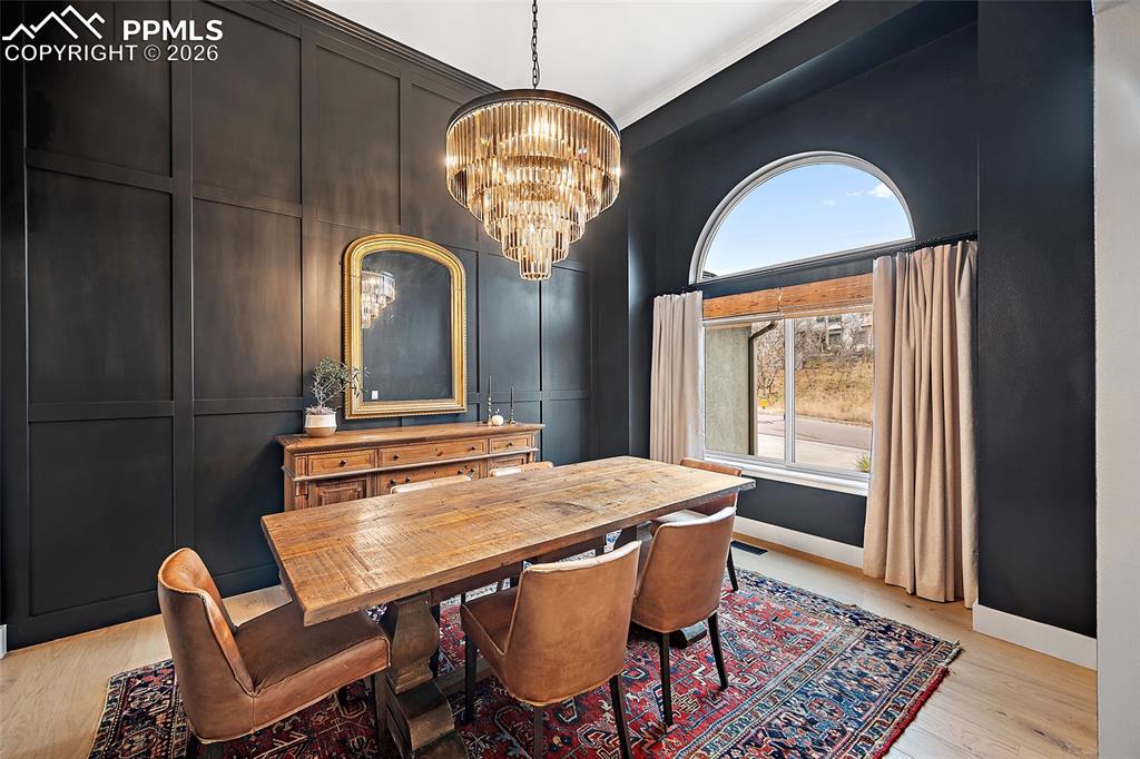 Image 7 of 50: Dining Area