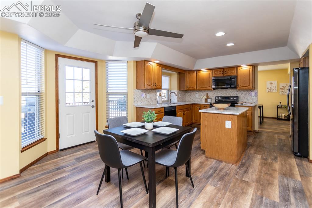 Image 15 of 48: Kitchen