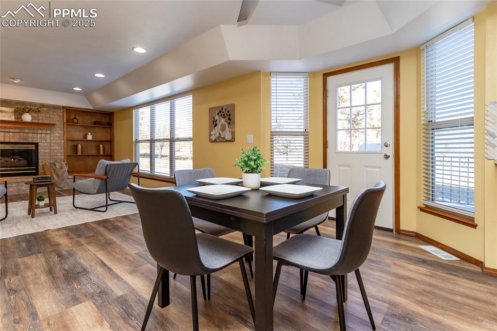 Image 16 of 48: Dining Area