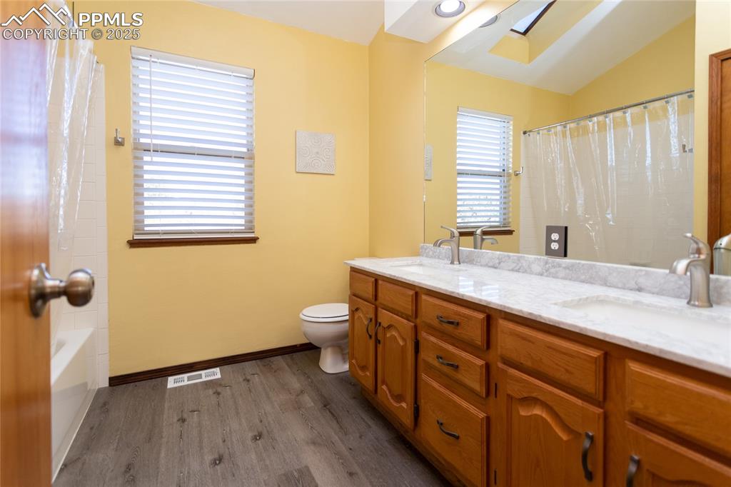 Image 31 of 48: Hall bathroom