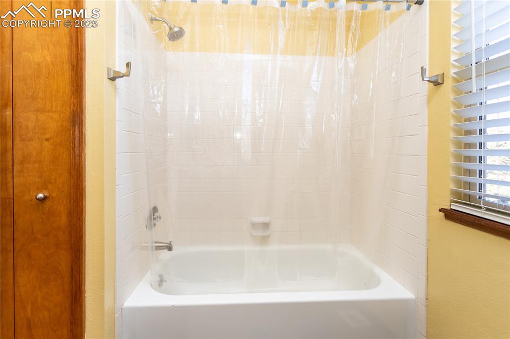 Image 33 of 48: Hall bathroom